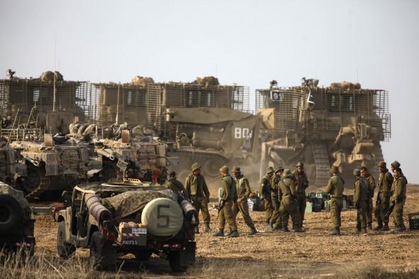 Israeliska soldater samlas vid Israels gräns mot Gaza, den 17 november. (Foto: Lior Mizrahi / Getty Images)