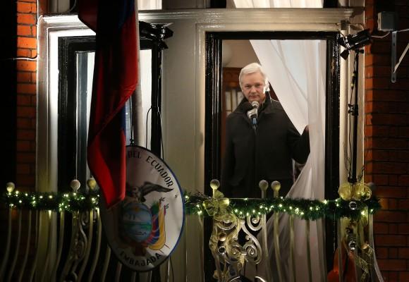 Wikileaks grundare Julian Assange höll ett tal från en balkong på Ecuadors ambassad den 20 december 2012 i London, England. Assange har bott på ambassaden sedan juni 2012 i ett försök att undvika utlämning till Sverige. (Foto: Peter Macdiarmid/ Getty Images)