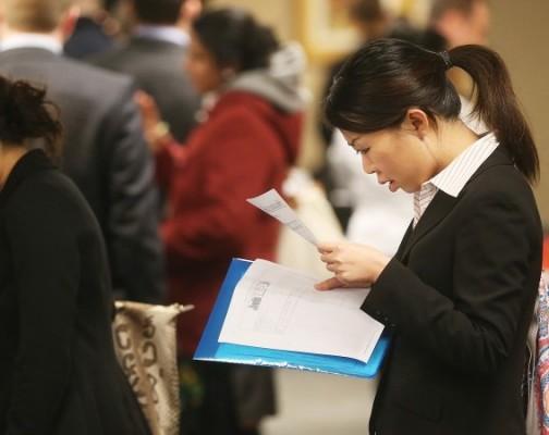 Arbetssökande väntar på att få träffa tänkbara arbetsgivare på en jobbmässa på Manhattan den 17 januari 2013 i New York City. (Foto: Mario Tama / Getty Images)
