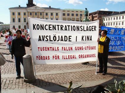 Demonstranter på Gustaf Adolfs torg i Göteborg protesterade på påskafton mot organstöld och människorättsbrott i kommunstkina, samt uppmärksammade avhoppen från partiet. (Foto: Epoch Times) 