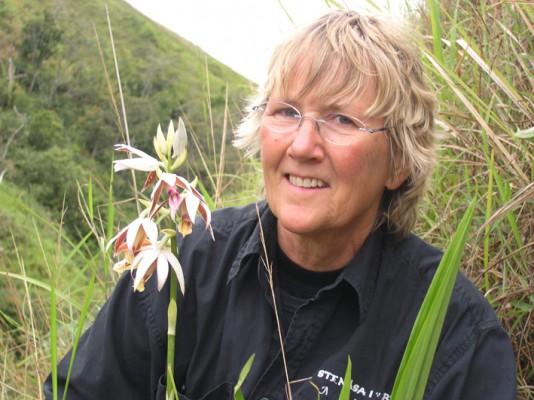 Margit Kastberg på orkidé- och hoyaresa i Papua Nya Guinea, växten är en porslinsblomma med namnet Hoya Coronaria. (Foto: Margit Kastberg/privat) 
