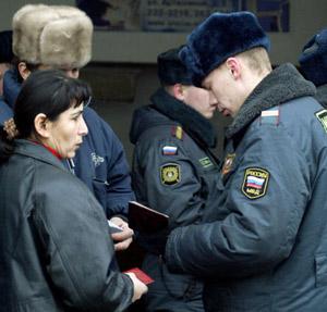 Rysk polis påstod sig leta efter falska biljetter när de grep tolv personer på väg till St Petersburg. De skulle berätta för deltagarna på G8-mötet om brotten mot Falun Gongutövare i Kina. (Personerna på bilden har inget direkt samband med artikeln. Foto: Maxim Marmur AFP/Getty Images/arkiv)