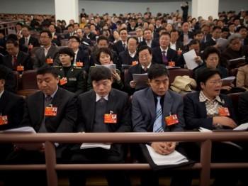 Delegater i Folkets stora sal under inledningen av den nationella folkkongressen i Peking den 5 mars. Tusentals delegater kommer att samlas i Peking för att stämpla "godkänt" på den senaste fasen av kommunistpartiets ledarskifte, bland annat. (Foto: Ed Jones/AFP/Getty Images)