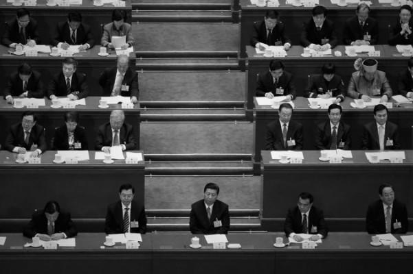 Kinesiska kommunistpartiets generalsekreterare Xi Jinping (mitten), med nationella folkkongressens ständiga utskotts ordförande Zhang Dejiang (andra från vänster), premiärminister Li Keqiang (andra från höger) och blivande ordföranden för den politiskt rådgivande konferensen, Yu Zhengsheng (höger) på ett politiskt möte i Peking i mars 2013. Epoch Times kinesiska nätupplaga har nyligen återigen utsatts för cyberattacker, i samband med att åtal mot Kinas förre chef för inhemsk säkerhet, Zhou Yongkang, meddelades. (Feng Li/Getty Images)