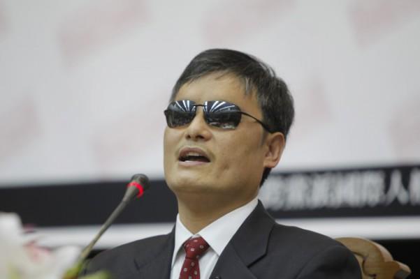 Den kinesiske advokaten och människorättsaktivisten Chen Guangcheng fotograferades när han besökte lagstiftande Yuan den 25 juni 2013 i Taipei, Taiwan. När Chen satt i husarrest i Kina lyssnade han till kortvågssändningarna från Radio Sound of Hope, vilka sändes från Taiwan och gjorde det mycket lätt "för oss att förstå varför Kina inte var en rättvis plats." (Foto: Ashley Pon/Getty Images)