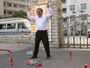Shanghaibon Xu Ming, som tvingats flytta av lokalregeringen i Shanghai bränner fyrverkerier för att fira att Chen Liangyu, sekreterare för kommunistpartiets municipalkommitté avskedats på grund av korruption. (Foto: China photos/getty images)