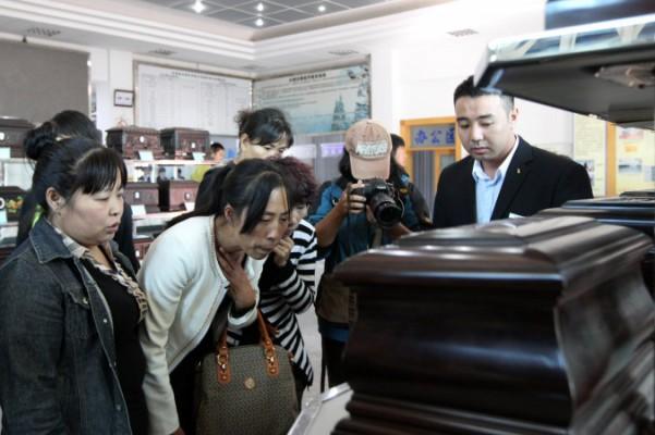 Zhang Jing (andra från vänster) väljer urna till askan efter sin make, Xia Junfeng, en 36-årig gatuförsäljare, vid Dongling Funeral Home den 26 september 2013 i Shenyang, Kina. Xia Junfeng avrättades för att ha dödat två tillsyningsmän år 2009, vilket allmänt ses som ett exempel på ojämlikhet inför lagen. (Foto: ChinaFotoPress/Getty Images )