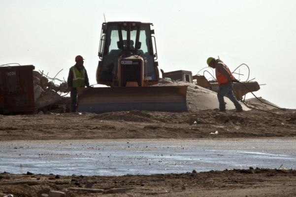 Arbetare rensar bort rasmassor i New Jersey efter superstormen Sandy i oktober 2012. (Kena Betancur/Getty Images)