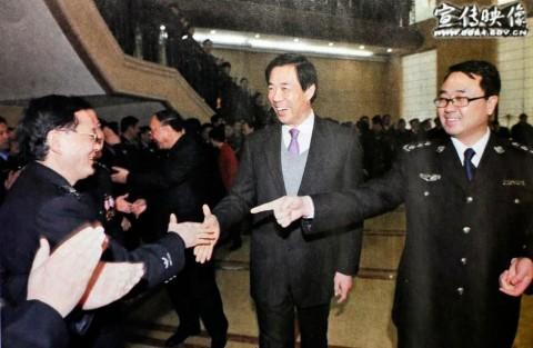 Wang Lijun (höger) och Bo Xilai (mitten) träffas vid en tillställning på Chongqings byrå för offentlig säkerhet i december 2009. De två har pekats ut som en del av en konspiration inom partiet. (Foto: Weibo.com)
