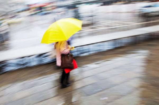 Det är bra motion att gå även när det regnar. (Shutterstock)
