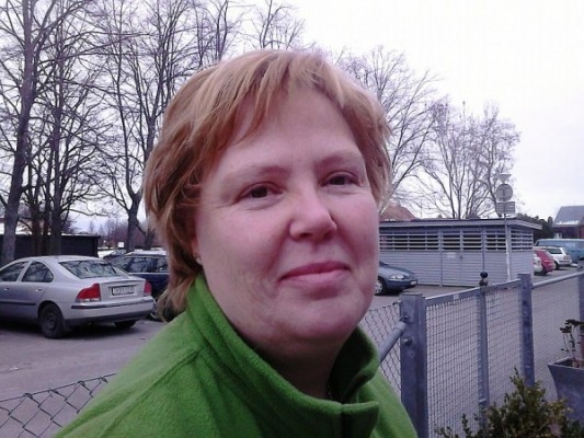 Getinge, Sverige: Agneta Ahl, 48, kock <p> I morse började jag till exempel dagen med att ta medicin för min migrän och jag behöver ta den varje månad från tid till annan. Jag brukar också använda naturmediciner, som min spikmatta och Sinova Forte (naturprodukt) mot förkylning. Jag dricker också mycket vatten för bättre hälsa.