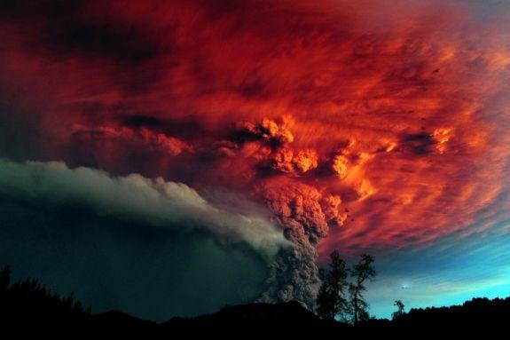 Ett askmoln stiger upp ur vulkanen Puyehue i södra Chile. (Foto: Claudio Santana/AFP/Getty Images)

