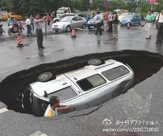 Klockan 4 på morgonen den 7 juni öppnade marken upp sig i Guilin i Guangxiprovinsen. Hålet var stort nog för att en minibuss skulle falla ner i det. (Foto: Weibo.com)
