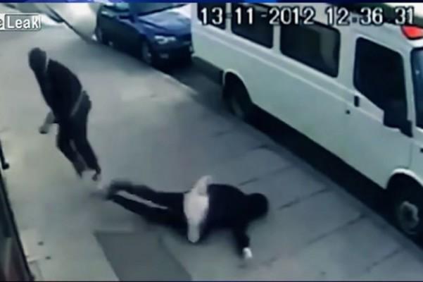En skärmbild från LiveLeak.com visar en kvinna som attackeras, enligt uppgift som en del av "knockoutleken".