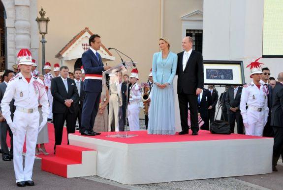 Georges Marsan, borgmästare i Monaco håller tal till prinsessan Charlene av Monaco och prins Albert II av Monaco efter det kungliga bröllopets borgerliga vigselceremoni vid prinsens palats den 1 juli 2011 (Foto: Pascal Le Segretain/Getty Images)
