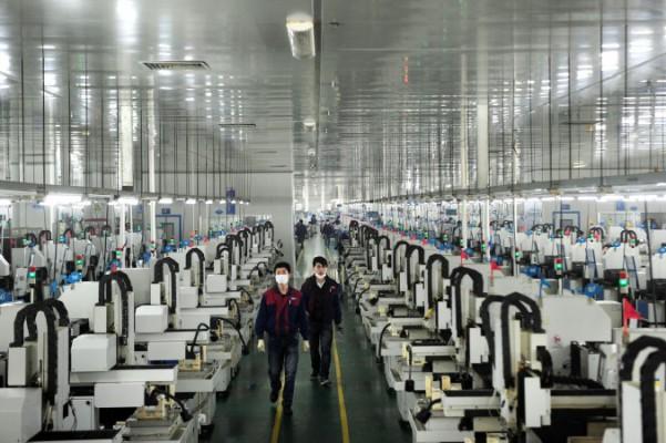 Arkivbild från Lens Technology i Liuyang i Hunanprovinsen. Samtliga arbetare på en fabrik i Hunanprovinsen hoppade nyligen av partiet, som en kollektiv protesthandling.(STR/AFP/Getty Images)
