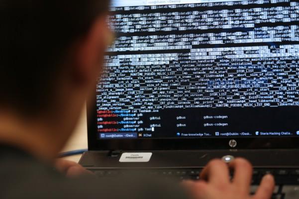 Kinesiska hackare har nyligen gett sig på partiets säkerhetsorgan och fått tag i massor av personaluppgifter. Bilden visar en student på Steria Hacking College i Paris, Frankrike, 16 mars 2013.(Thomas Samson/AFP/Getty Images)