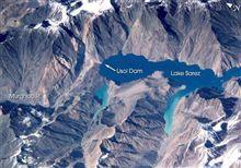 Satellitbild på fördämningen Usoi till vänster och sjön Sarez. (NASA)