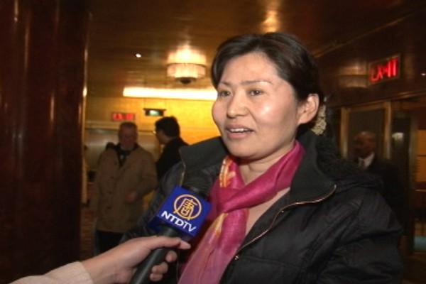 Geng He, och hennes två barn såg Shen Yuns nyårsföreställning på Radio City Music Hall i New York. Geng He är den i Kina försvunna (människorättsadvokaten) Gao Zhizengs hustru. (Foto: skärmdump från NTDTVs video)