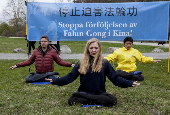 Falun Gong-utövare i Stockholm utanför kinesiska ambassaden uppmärksammar den 25 april 1999 i Peking. Foto: Epoch Times
