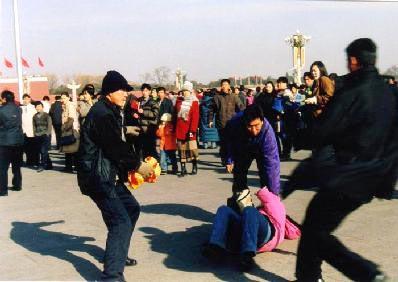 Kinesiska civilpoliser misshandlar en Falun Gong-utövare på Himmelska fridens torg i Peking. (Foto: Clearwisdom.net)