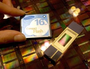 Samsung Electronics Co har utvecklat ett flashminne som för närvarande har världens högsta densitet – ett 16 Gb NAND-minne – vilket förutspår det faktum att flashminnet snart kommer att ersätta hårddisken som lagringsmedia för persondatorer.
