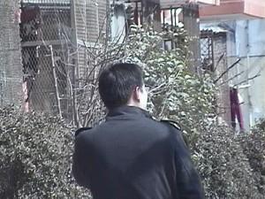En civilklädd agent som sågs i Shanghai-området februari 2006. (Foto: Epoch Times)