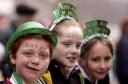 Några barn i publiken längs en parad i London den 12 mars inför St. Patricks day, som firas av irländare över hela världen idag. (Foto: Jane Mingay/AFP)