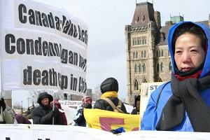 På vakt: Koncentrationslägret Sujiatun som är inblandat i statlig kinesisk organhandel och det systematiska dödandet av Falun Gong-utövare föranledde en protest på Parliament Hill i Ottawa på onsdagen. Demonstranter uppmanade den kanadensiska regeringen att fördöma "Kinas Auschwitz" och starta en räddningsaktion genom FN. (Foto: Matthew Hildebrand/The Epoch Times)