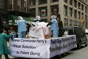 Falun Gong-utövare visar en scen med organskörd vid en demonstration i New York. (Foto: Epoch Times)
