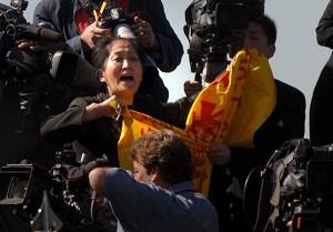 En kvinna kräver att den kinesiske kommunistledaren Hu Jintao slutar med förföljelsen av Falun Gong, under en ceremoni vid Vita Huset den 20 april. (Roger L. Wollenberg-Pool/Getty Images)