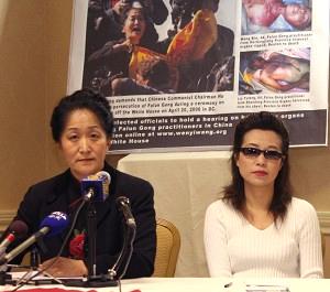MOD: Dr Wenyi Wang, till vänster, kan stå inför sex månader i fängelse för sitt utrop mot Hu Jintao. ”Annie”, den anonyma ex-hustrun till en av kirurgerna som opererat bort organ från levande Falun Gong-utövare talar om dödshot. De sitter under fotografier på döda Falun Gong-utövare som fått sina organ uttagna. (Foto: Lisa Fan/Epoch Times.)
