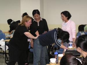 Stöd till gravida kvinnor: Susan Martens, ordförande för DONA International, håller en doulaworkshop i Taiwan. (Foto: DONA International)