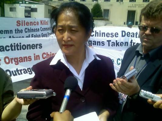 Wenyi Wang talar med reportrar efter att ha nått en överenskommelse med åklagarna i vilken alla anklagelser mot henne läggs ner. 21 juni 2006 (The Epoch Times)  
