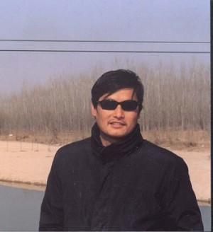 Den blinde människorättsadvokaten Chen Guangcheg utsätts för svår misshandel i ett fängelse i Kina. (foto: Epoch Times)