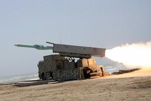 En iransk Noor-missil skjuts iväg under en militärmanöver i Persiska viken. (Foto: /AFP/Getty Images)