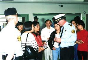 Juni 2002: Isländsk polis stoppade Falun Gong-utövare på flygplatsen när de skulle protestera mot förföljelsen av Falun Gong inför Kinas dåvarande president som var på statsbesök. (Foton: clearwisdom.net)