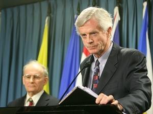 Den kanadensiska före detta ministern och åklagaren David Kilgour presenterar en reviderad rapport om morden på Falun Gong-utövare i samband med Kinas kommersiella handel med organ. Medförfattaren, advokaten David Matas, lyssnar i bakgrunden. (Foto: Matthew Hildebrand/ Epoch Times)