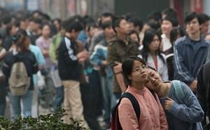 Universitetsstudenter från Nanjing, Kina. Den kinesiska kommunistregimen har under senare år minskat subventionerna av utbildningsavgifter vilket gör att genomsnittsstudenten inte har råd med högre utbildning. (Foto: AFP/Getty Images)