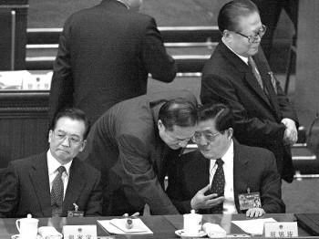 Nationella folkkongressen i Peking den 14 mars 2004. Jiang Zemin (stående, till vänster) ska enligt uppgift ha försökt låta mörda Hu Jintao 2006. (Getty Images)