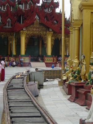 Offer vid Pagodan Shwe Dagon. (Foto: Lorie Karnath)
