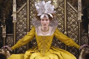 Cate Blanchett är tillbaka i ännu en film om drottning Elizabeth I och om du gillade den första så kommer du garanterat att älska den här. (Laurie Sparham/Universal Studios)
