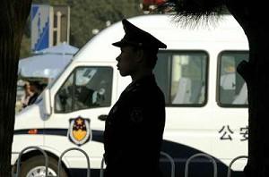 En polis i Peking, 16 oktober 2007. Jian Jinheng, son till förre ledaren för det kinesiska kommunistpartiet Jiang Zemin, misstänks för att ha tagit emot mutor från en affärsman i Shanghai. (Peter Parks/AFP/Getty Images)
