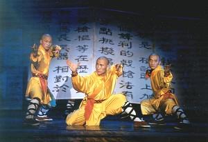 Tre Shaolinmunkar i olika åldrar visar upp sina skickligheter i Kung Fu. (Foto från Washington Performing Arts Society)
