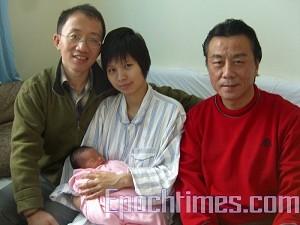 Hu Jia (vänster) med sin fru, nyfödde son och demokratiaktivisten Chi Zhiyong. (Foto: Chi Zhiyong)