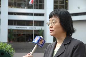 En av de svarande, Dr Wang Yuyi, talade med journalister utanför domstolen (Foto: Min Guo/The Epoch Times)
