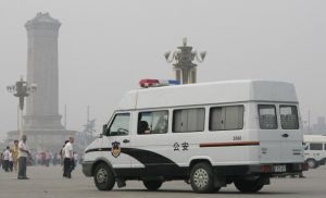 Polisbussar bevakar Himmelska fridens torg den 4 juni 2006 i ett säkerhetspådrag på den 17:e årsdagen av massakern på Himmelska fridens torg i Peking. Deng Xiaoping är kanske mest känd för två saker: hans politik med ”att tillåta delar av folket att bli rika först” och ordern om att slå ned demokratirörelsen den 4 juni 1989. (Foto: Frederic J. Brown/AFP/Getty Images)