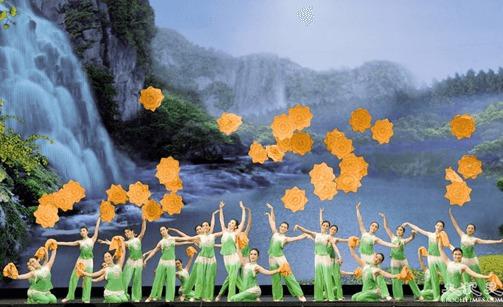 Dansen ”Vårforsythia” symboliserar återfödelse i form av gula blommor. På NTDTV's kinesiska nyårsgala i Berlin i onsdags kväll.