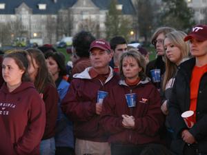 Föräldrar och studenter förbereder sig för ljusvakan som hölls för att hedra offren efter dödsskjutningarna på Virginia Tech. (Foto: Lisa Fan/Epoch Times)
