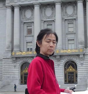 Yu Ling, vars make är fängslad i Kina för att ha uttryckt sina åsikter om demokrati, har nyligen lämnat in en stämningsansökan mot internetjätten Yahoo för att ha tillhandahållit information till den kinesiska kommunistregimen, vilket ledde till i att han arresterades. (Foto: Michelle Mi/The Epoch Times)